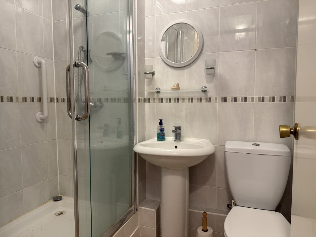 Lot: 131 - WELL PRESENTED GROUND FLOOR FLAT WITH SEA VIEWS - Bathroom with shower cubicle
